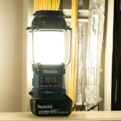 MAKITA DMR056 Lampa 18V med Radio, Bluetooth och DAB+| Arbetsbelysning|Radio